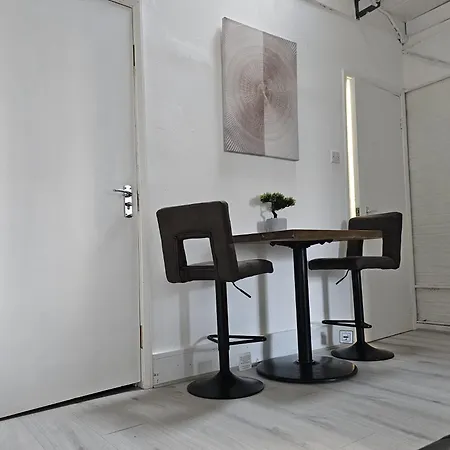 Trendy In Old Street Apartment