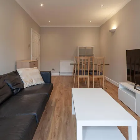 Spacious And Bright 2 Bed Tower Bridge Apartment London