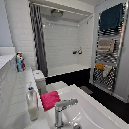 דירה Large 1 Bed Flat In Close To Train Station *