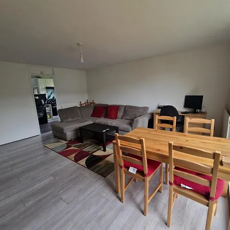 דירה Large 1 Bed Flat In Close To Train Station *