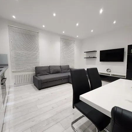 Modern 2br Near Tube Apartment *