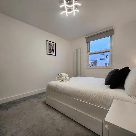 Modern 2br Near Tube
