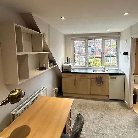 En-suite In Family House With Dog-white City, Westfield *