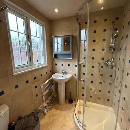 En-suite In Family House With Dog-white City, Westfield London