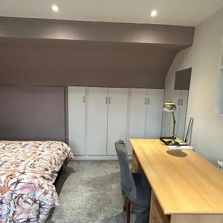 Apartment En-suite In Family House With Dog-white City, Westfield