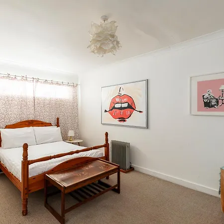Kensal Green's Cosy Three Bedroom Retreat *