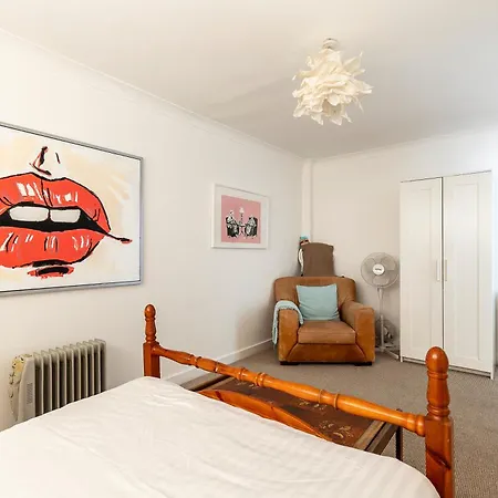 Kensal Green's Cosy Three Bedroom Retreat London