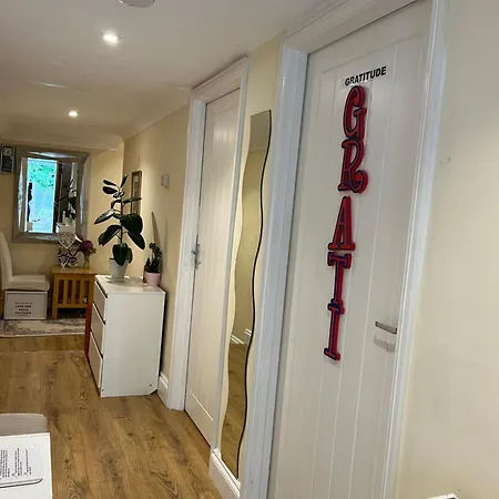Whole House With Parking And Huge Garden Holiday home