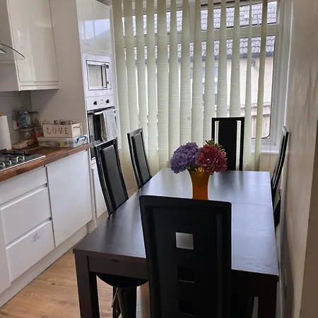 Holiday home Whole House With Parking And Huge Garden
