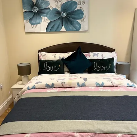 Holiday home Whole House With Parking And Huge Garden *