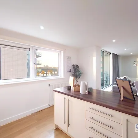 Free Parking - Serviced Two Bed London Docklands *
