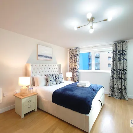 Free Parking - Serviced Two Bed London Docklands Apartment