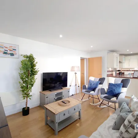 Free Parking - Serviced Two Bed London Docklands Apartment *