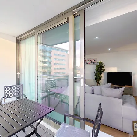 Free Parking - Serviced Two Bed London Docklands
