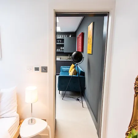 Apartment Stunning, Architecturally Designed Garden With Parking