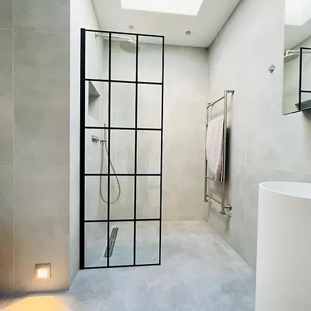 Stunning, Architecturally Designed Garden With Parking * London