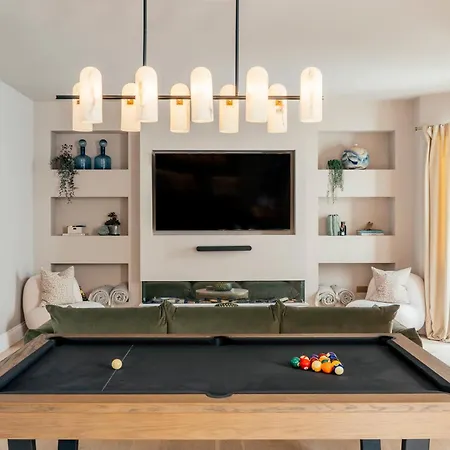 Luxury Fulham Townhouse With A Bar & Games Apartment *