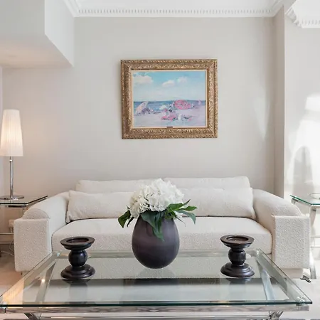 Stunning Knightsbridge 2bed Flat! شقة