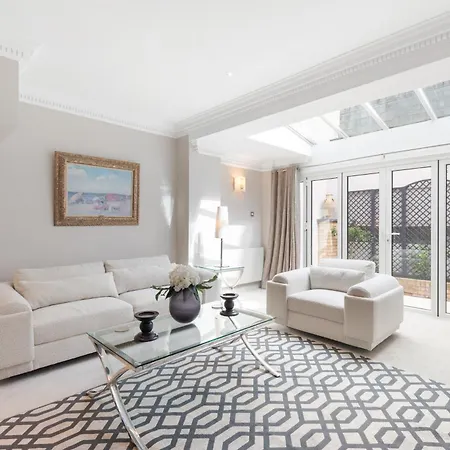 Stunning Knightsbridge 2bed Flat! London