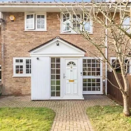 Holiday home 4-bed In Near Gatwick Airport London Purley