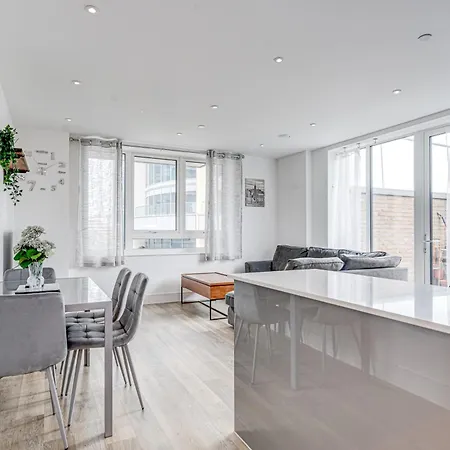 Cozy With 2 Bedrooms *