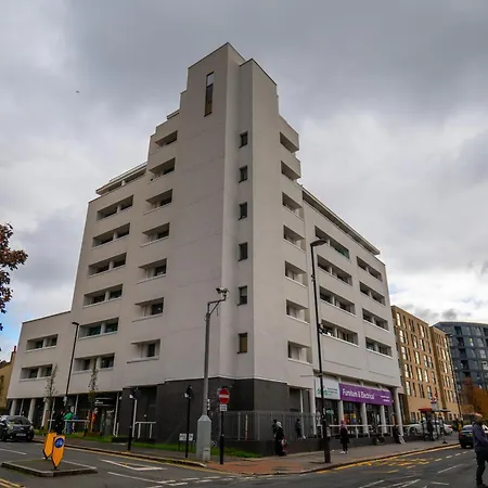 Apartment 2 Bedroom Cosy Penthouse In London