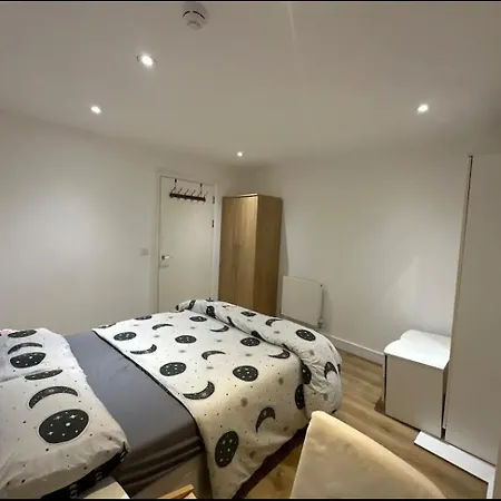 Homestay The Wembley Escape, Modern Stays, Big City Vibes