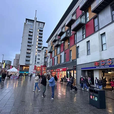Homestay The Wembley Escape, Modern Stays, Big City Vibes *