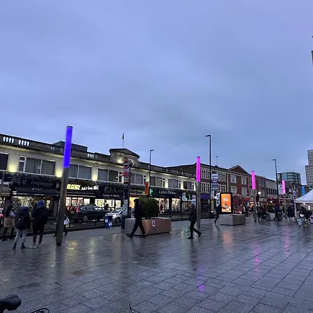 Homestay The Wembley Escape, Modern Stays, Big City Vibes