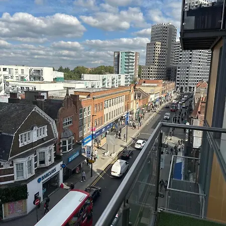 Homestay The Wembley Escape, Modern Stays, Big City Vibes