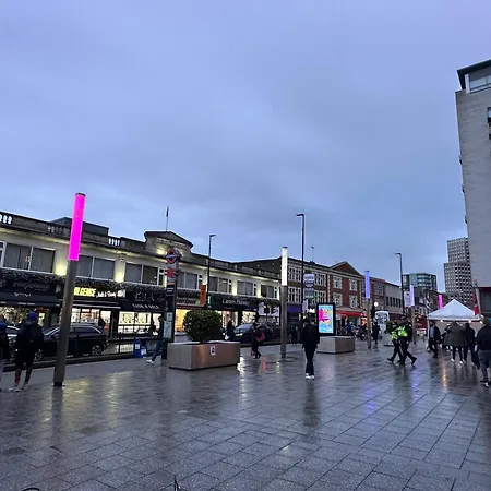 Homestay The Wembley Escape, Modern Stays, Big City Vibes London
