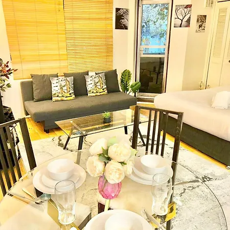 Beautiful At Cromwell Road Apartment