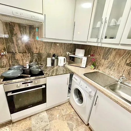 Beautiful At Cromwell Road Apartment *