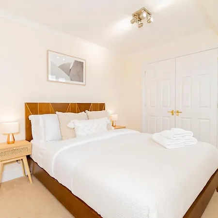 Apartment Beautiful Top-floor 2-bedroom Flat In Battersea With Private Balcony & Scenic Views *