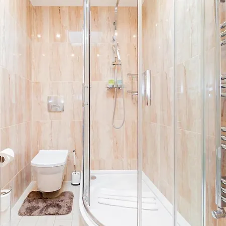 Beautiful Top-floor 2-bedroom Flat In Battersea With Private Balcony & Scenic Views
