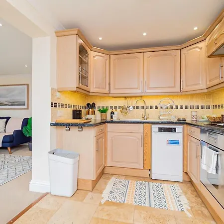 Beautiful Top-floor 2-bedroom Flat In Battersea With Private Balcony & Scenic Views Apartment
