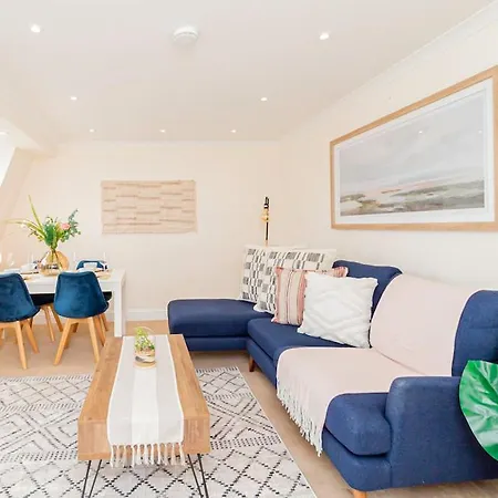 Beautiful Top-floor 2-bedroom Flat In Battersea With Private Balcony & Scenic Views London