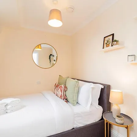 Beautiful Top-floor 2-bedroom Flat In Battersea With Private Balcony & Scenic Views