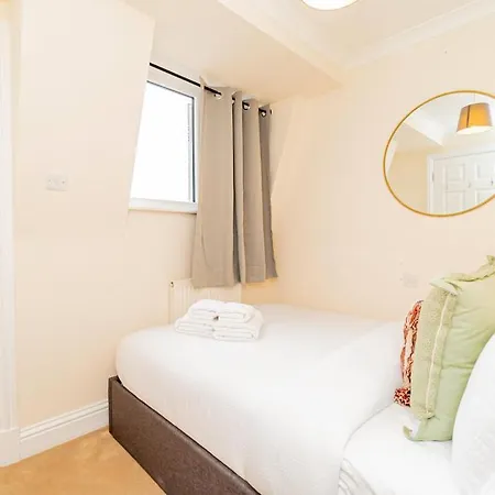 Beautiful Top-floor 2-bedroom Flat In Battersea With Private Balcony & Scenic Views Apartment