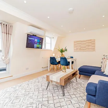 Beautiful Top-floor 2-bedroom Flat In Battersea With Private Balcony & Scenic Views Apartment London
