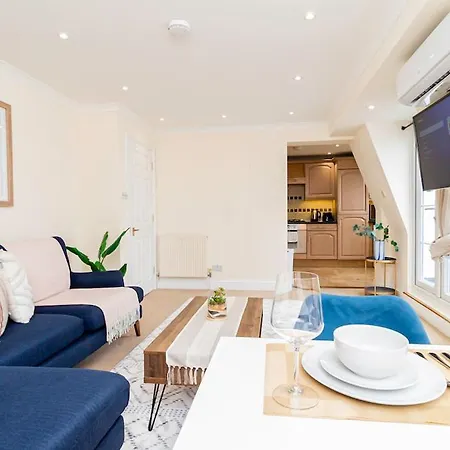 Beautiful Top-floor 2-bedroom Flat In Battersea With Private Balcony & Scenic Views *
