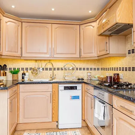 Beautiful Top-floor 2-bedroom Flat In Battersea With Private Balcony & Scenic Views Apartment *