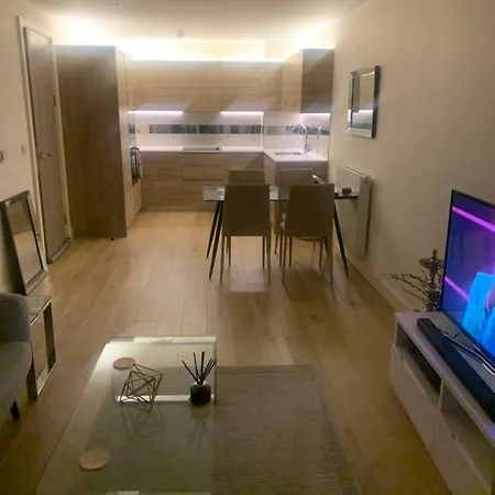 Apartment Stunning 2 Bed Penthouse Canning Town London