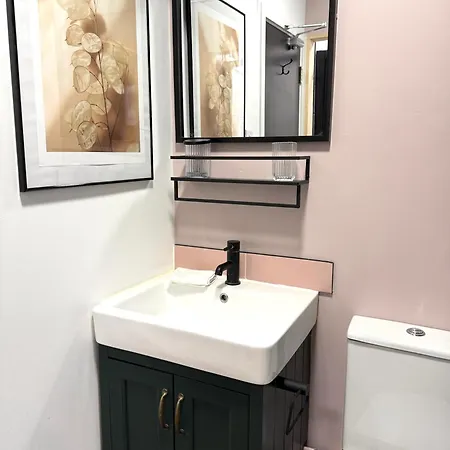 Beautiful En-suite By Hostara Homes *