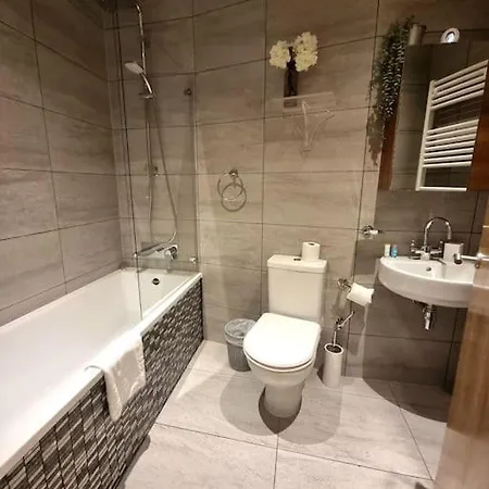 Large Duplex Flat At Bridge דירה