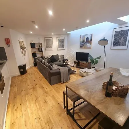 Large Duplex Flat At Bridge דירה