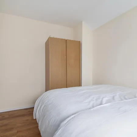 Holiday home Renee's Place, 9 Guests, 10 Mins Walk To Becontree Station, Free Parking Dagenham