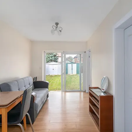 Renee's Place, 9 Guests, 10 Mins Walk To Becontree Station, Free Parking Dagenham