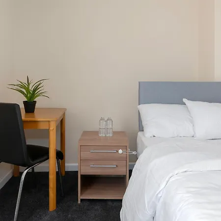 Renee's Place, 9 Guests, 10 Mins Walk To Becontree Station, Free Parking * Dagenham