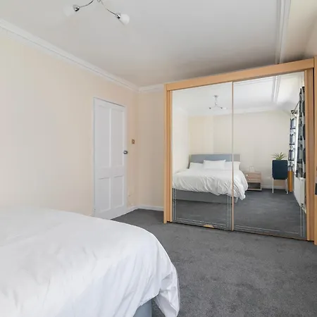 Renee's Place, 9 Guests, 10 Mins Walk To Becontree Station, Free Parking